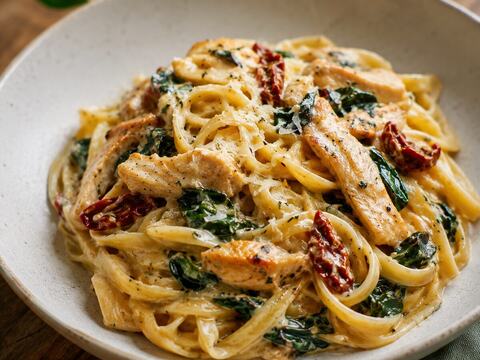 Krämig kycklingpasta med soltorkade tomater och spenat