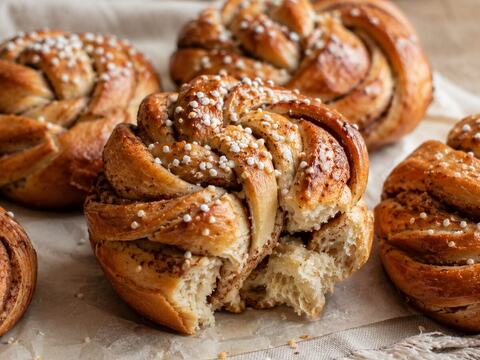 Saftiga svenska kanelbullar