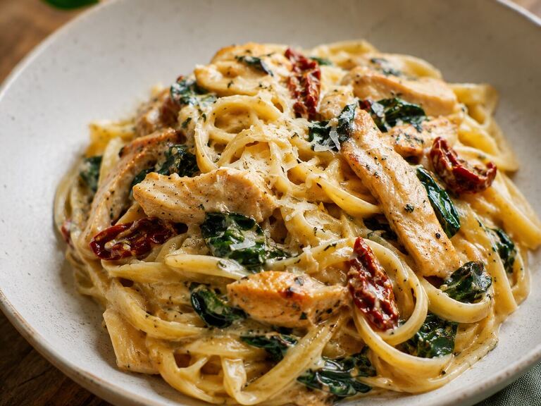 Krämig kycklingpasta med soltorkade tomater och spenat